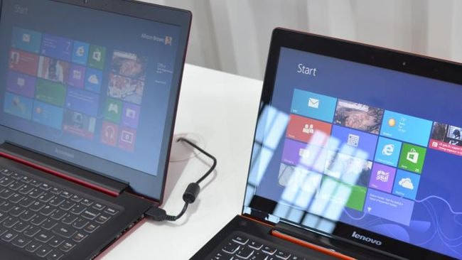 Comparison of the picture quality between anti-glare (left) and glossy (right) display.